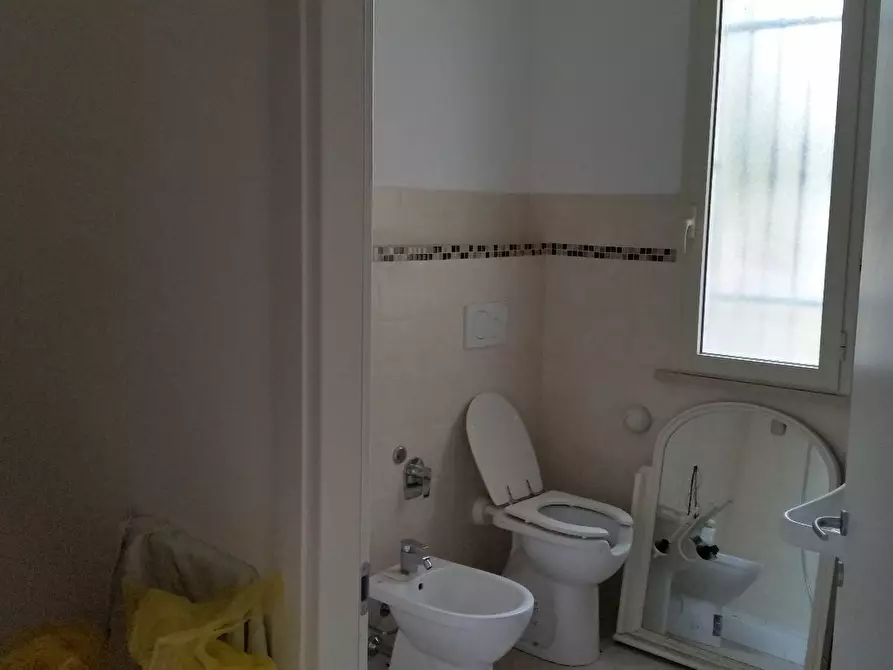 Immagine 4 di Locale commerciale in affitto  a Cascina