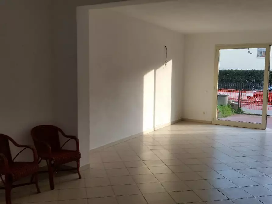 Immagine 3 di Locale commerciale in affitto  a Cascina