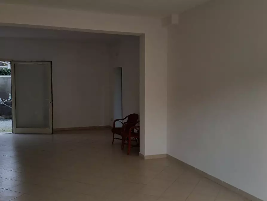 Immagine 1 di Locale commerciale in affitto  a Cascina