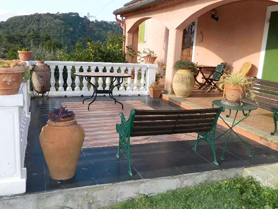 Immagine 2 di Villa in vendita  a Sarzana