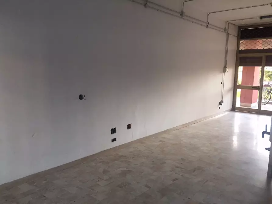 Immagine 3 di Locale commerciale in vendita  a Pontedera