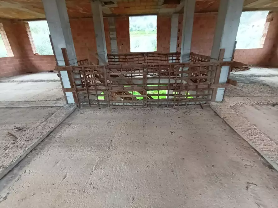 Immagine 10 di Villa in vendita  a Capannori