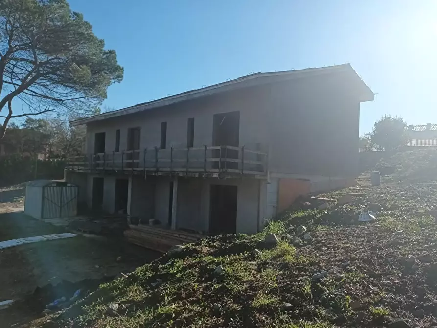 Immagine 1 di Villa in vendita  a Lucca