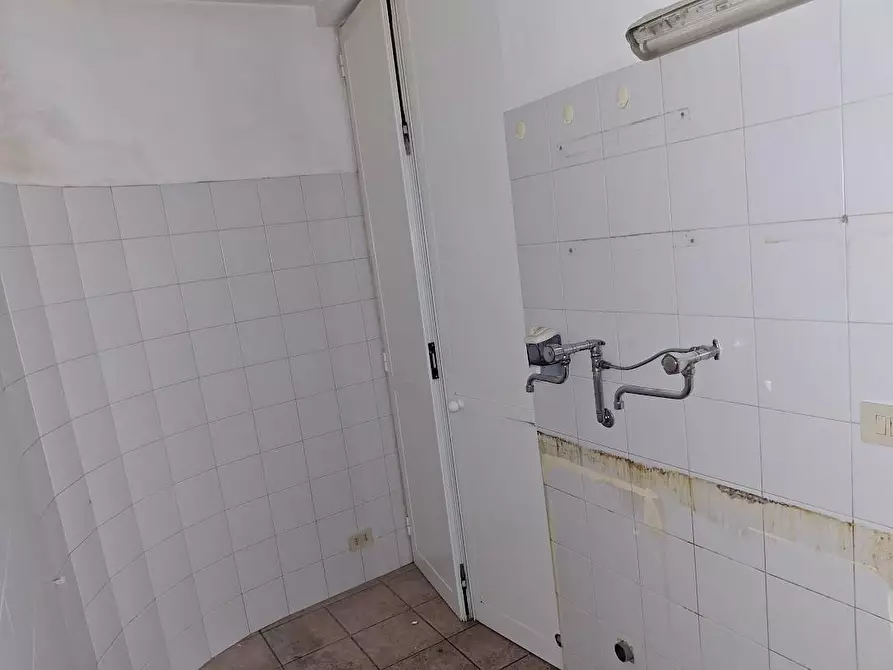 Immagine 6 di Negozio in affitto  a Pisa