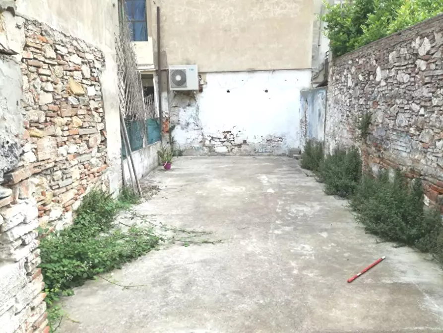 Immagine 16 di Locale commerciale in affitto  a Pisa