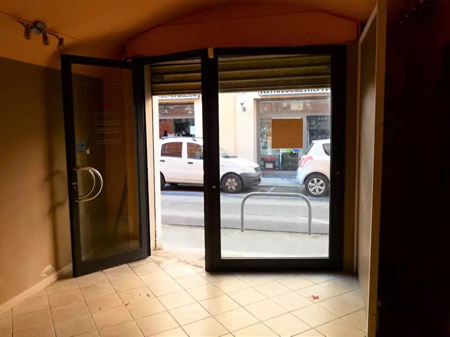 Immagine 3 di Locale commerciale in affitto  a Pontedera