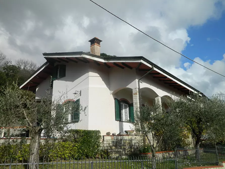 Immagine 1 di Villa in vendita  a Castelnuovo Magra