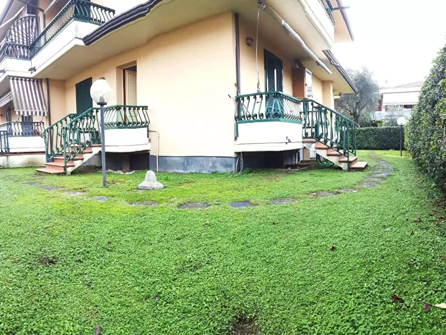 Immagine 3 di Casa trifamiliare in vendita  a Massa