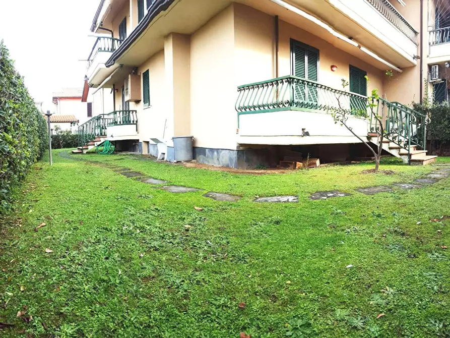 Immagine 4 di Casa trifamiliare in vendita  a Massa