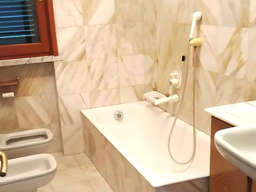 Immagine 13 di Casa trifamiliare in vendita  a Massa