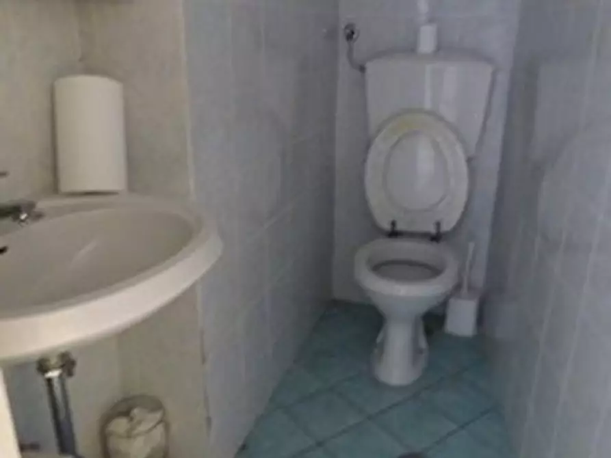 Immagine 10 di Ufficio in vendita  a Lucca