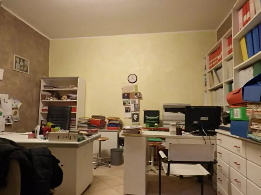 Immagine 3 di Ufficio in vendita  a Lucca