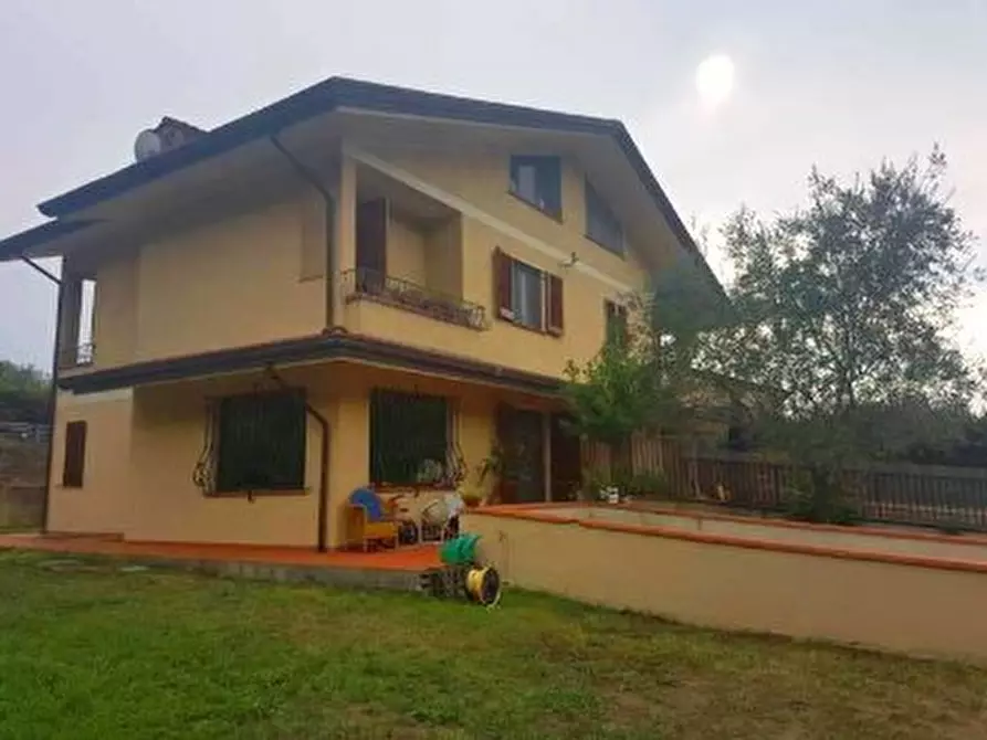 Immagine 1 di Casa bifamiliare in vendita  a Massarosa