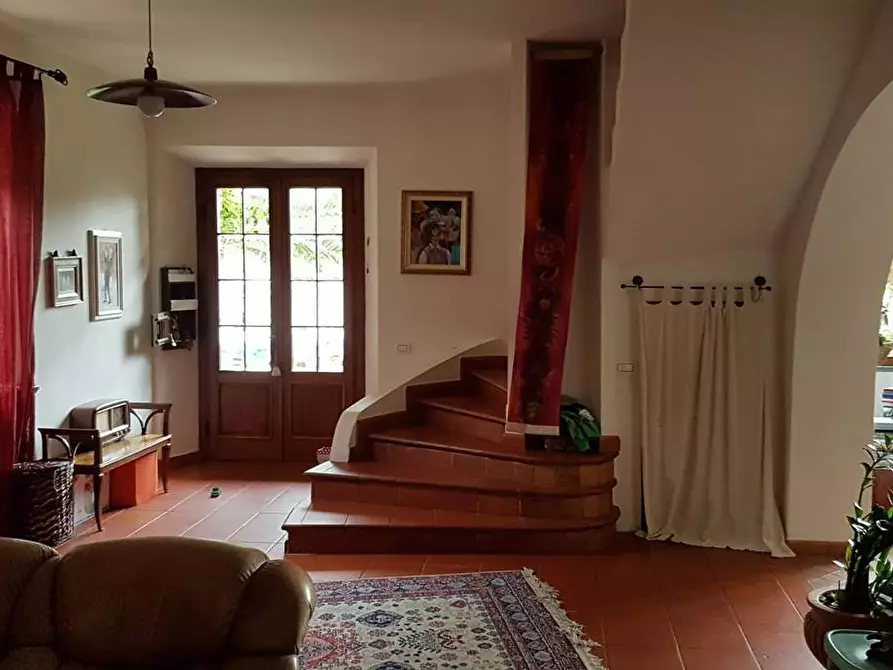 Immagine 1 di Casa colonica in vendita  a Massarosa