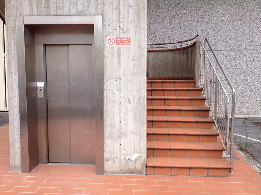 Immagine 3 di Capannone industriale in affitto  a Massa E Cozzile