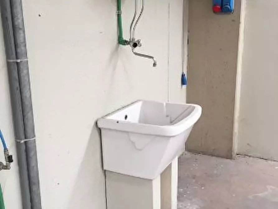 Immagine 18 di Capannone industriale in affitto  a Altopascio