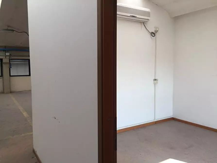 Immagine 17 di Capannone industriale in affitto  a Altopascio