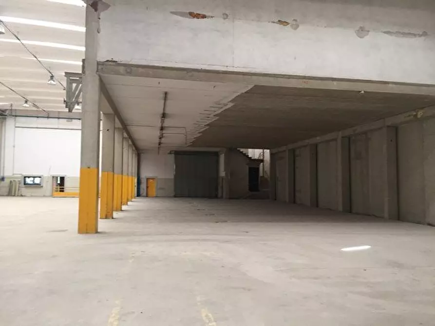 Immagine 9 di Capannone industriale in affitto  a Altopascio