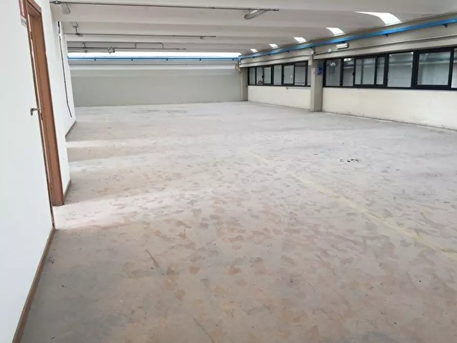 Immagine 16 di Capannone industriale in affitto  a Altopascio