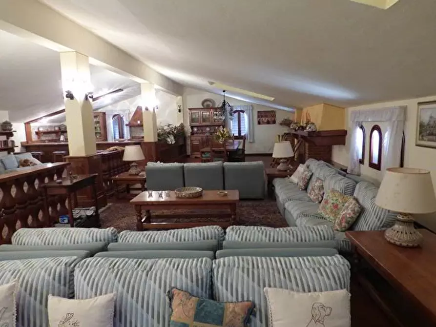 Immagine 21 di Villa in vendita  a Capannori