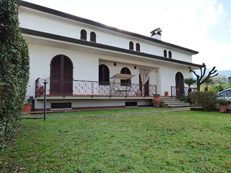Immagine 43 di Villa in vendita  a Capannori