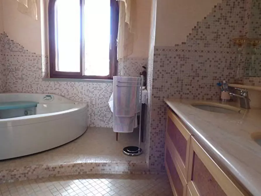 Immagine 32 di Villa in vendita  a Capannori