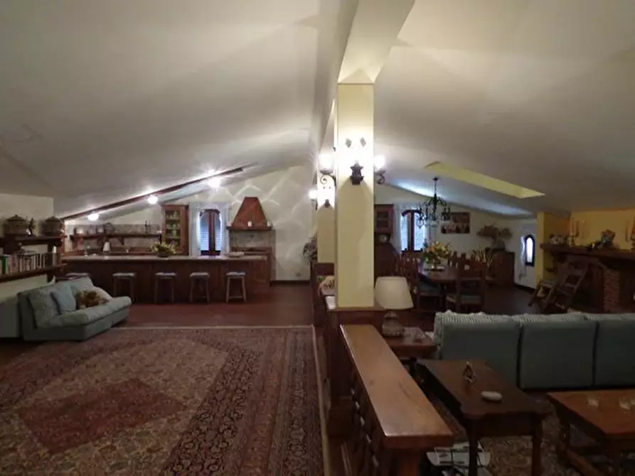 Immagine 11 di Villa in vendita  a Capannori