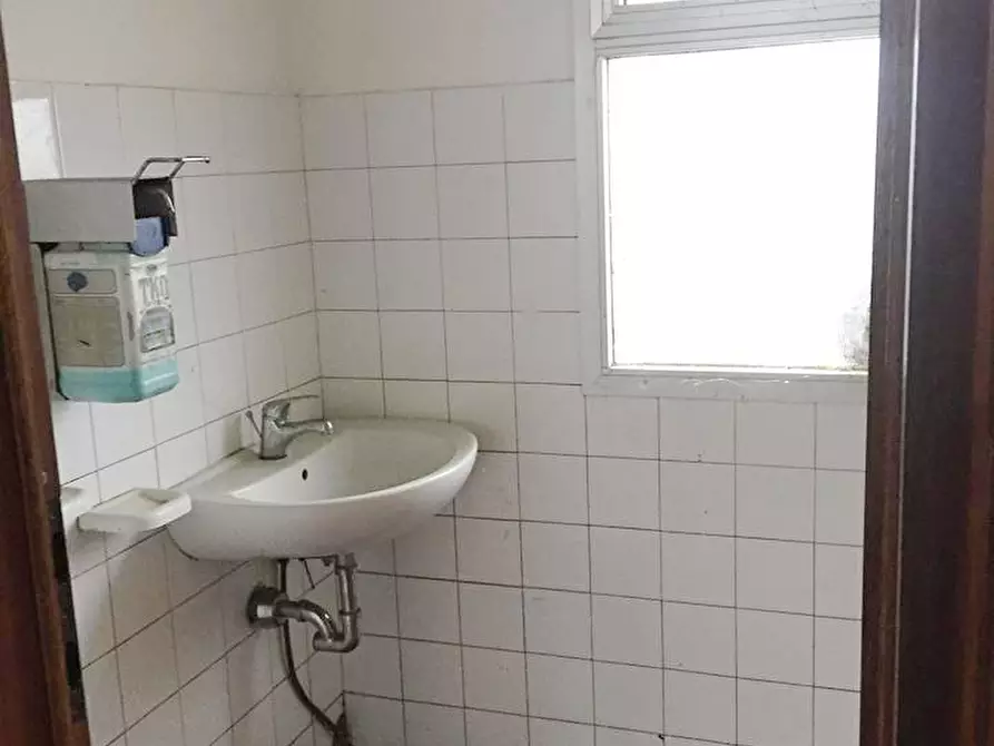 Immagine 6 di Capannone industriale in affitto  a Porcari