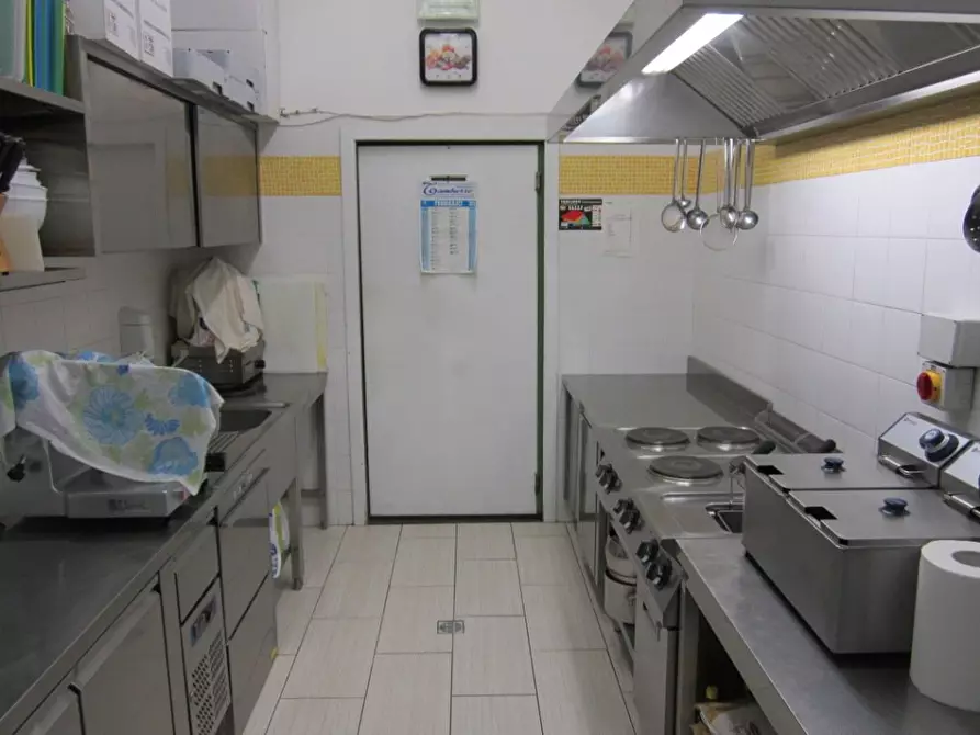 Immagine 2 di Attività commerciale in vendita  a Pisa