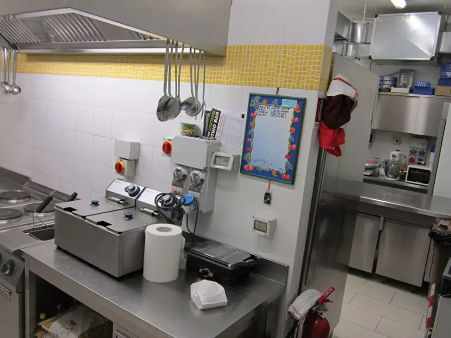 Immagine 4 di Attività commerciale in vendita  a Pisa