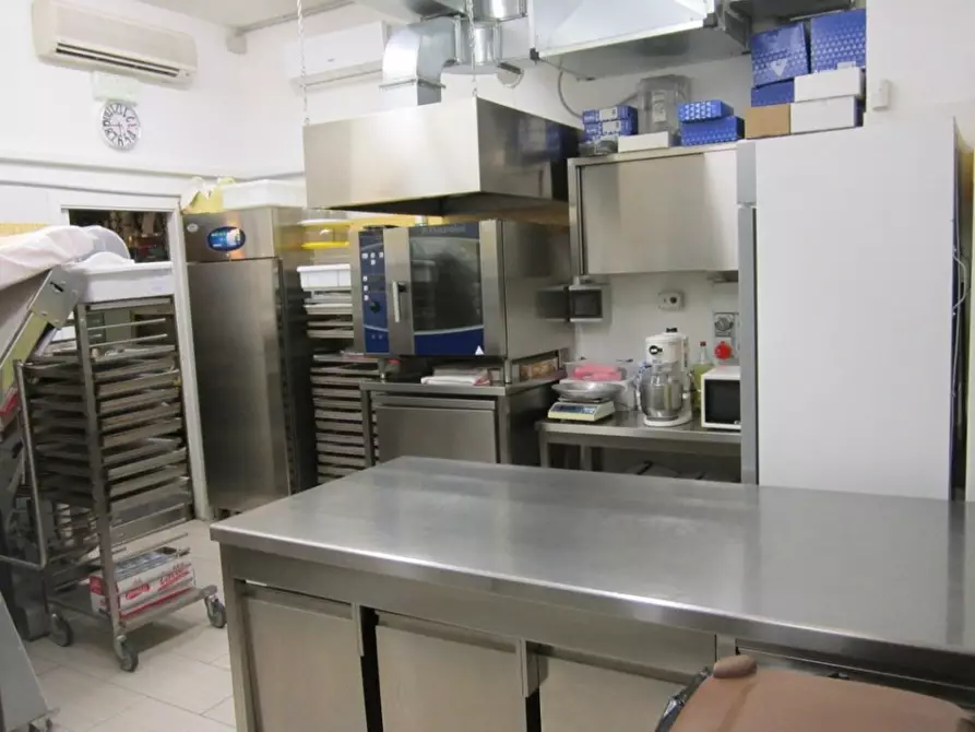 Immagine 5 di Attività commerciale in vendita  a Pisa