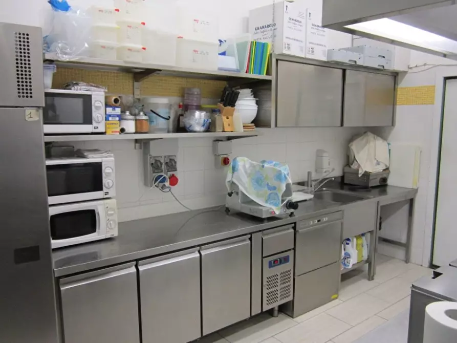 Immagine 3 di Attività commerciale in vendita  a Pisa