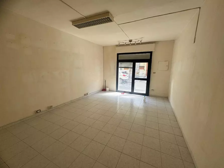 Immagine 1 di Locale commerciale in vendita  a Pontedera