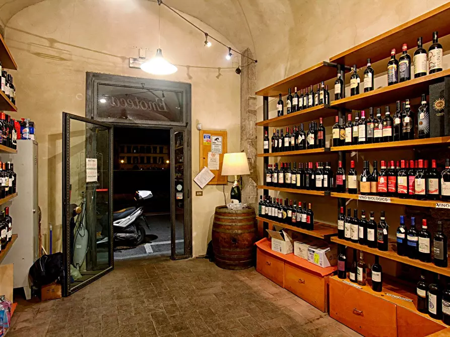 Immagine 2 di Locale commerciale in vendita  a Pisa