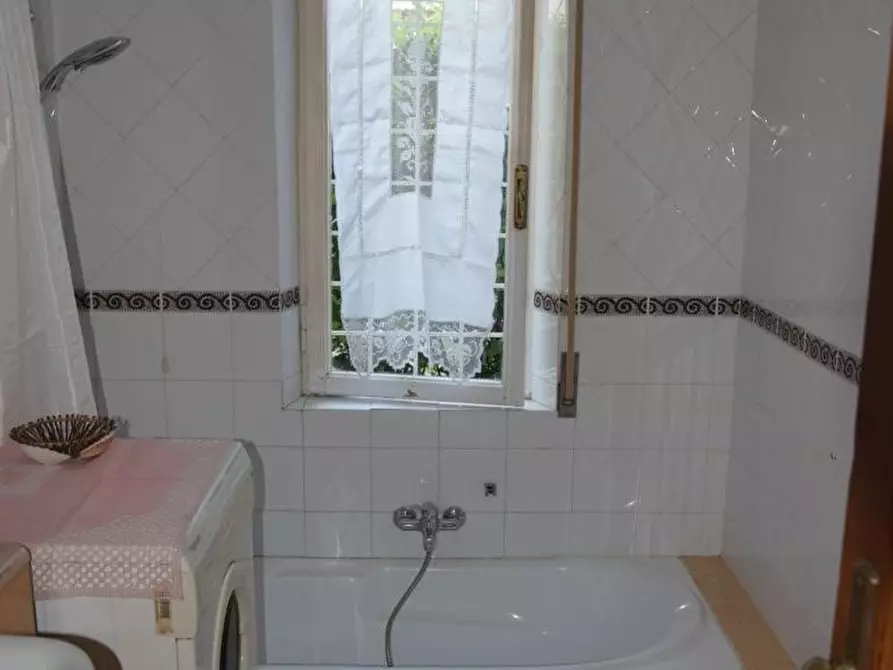 Immagine 10 di Appartamento in affitto  a Massa