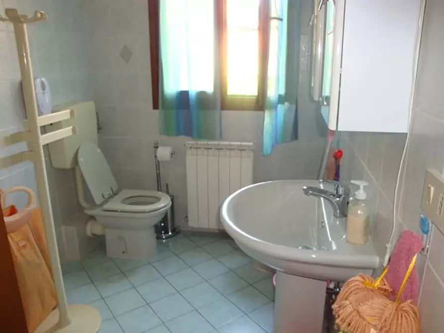 Immagine 7 di Appartamento in vendita  a Lucca