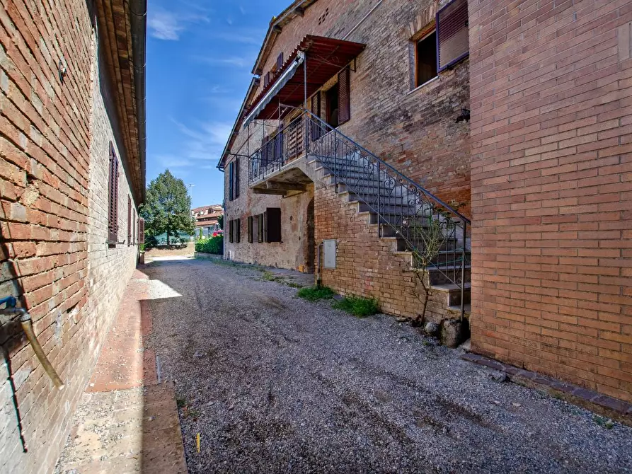 Immagine 2 di Appartamento in vendita  a Siena