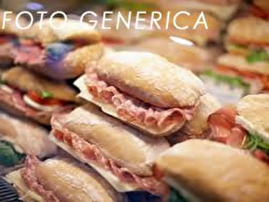 Immagine 4 di Locale commerciale in vendita  a Pontedera