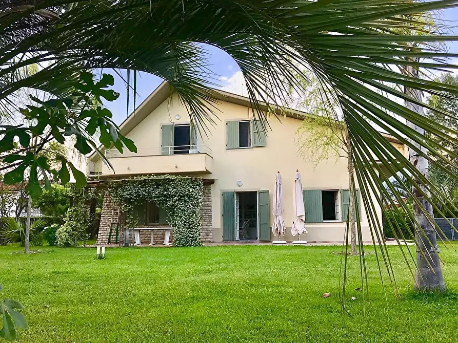 Immagine 1 di Villa in affitto  a Massa