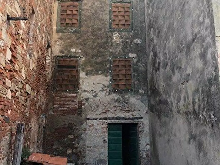 Immagine 2 di Casa colonica in vendita  a Lucca