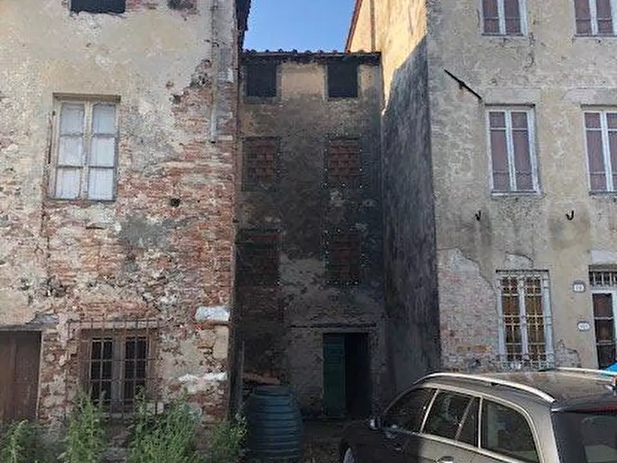 Immagine 1 di Casa colonica in vendita  a Lucca