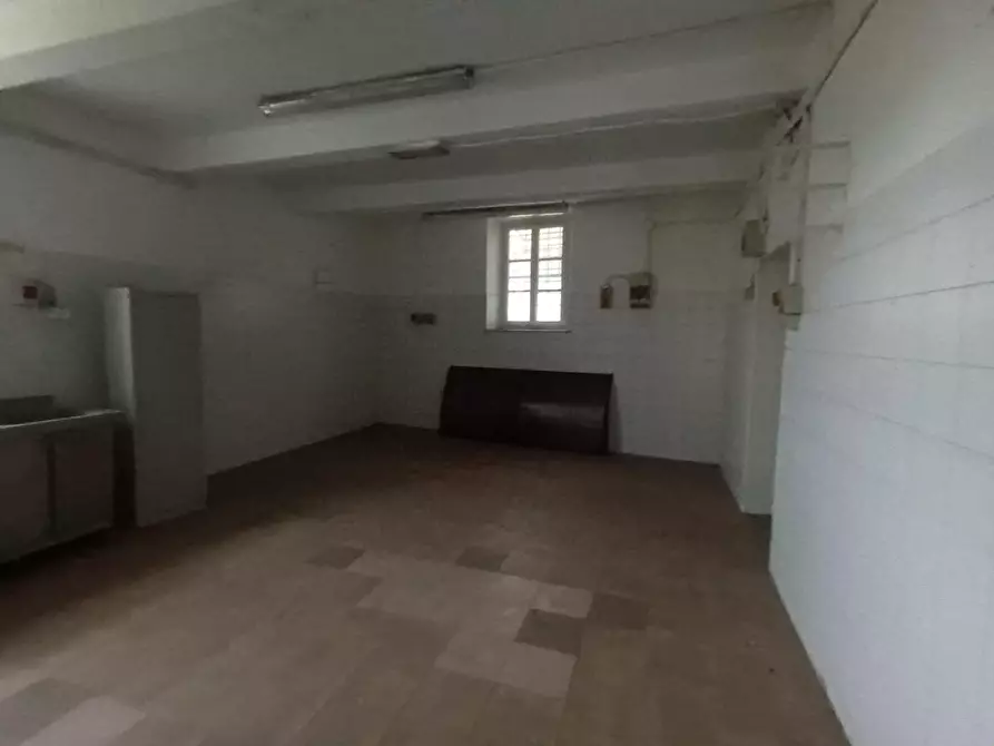 Immagine 6 di Locale commerciale in affitto  a Lucca