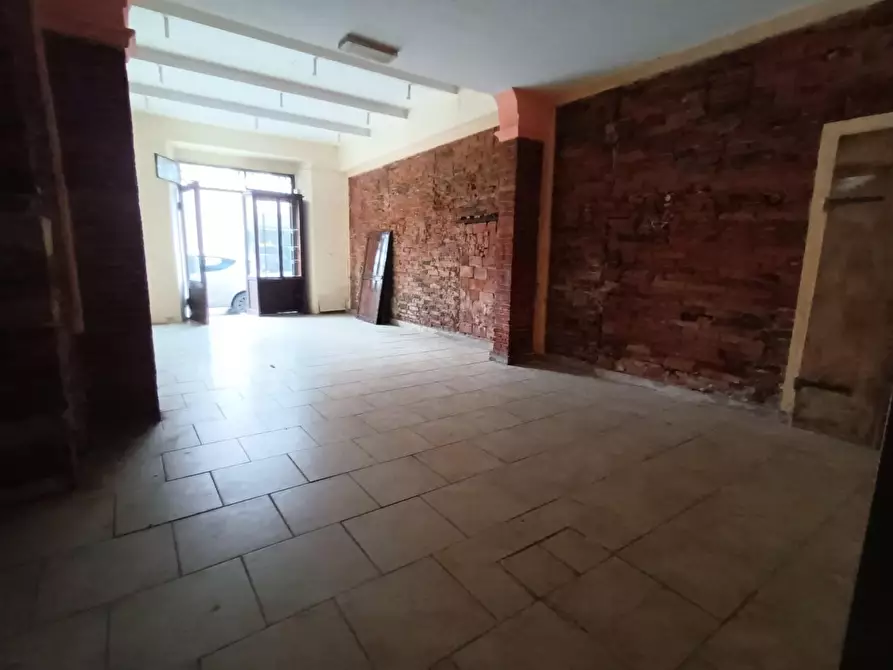 Immagine 2 di Locale commerciale in affitto  a Lucca