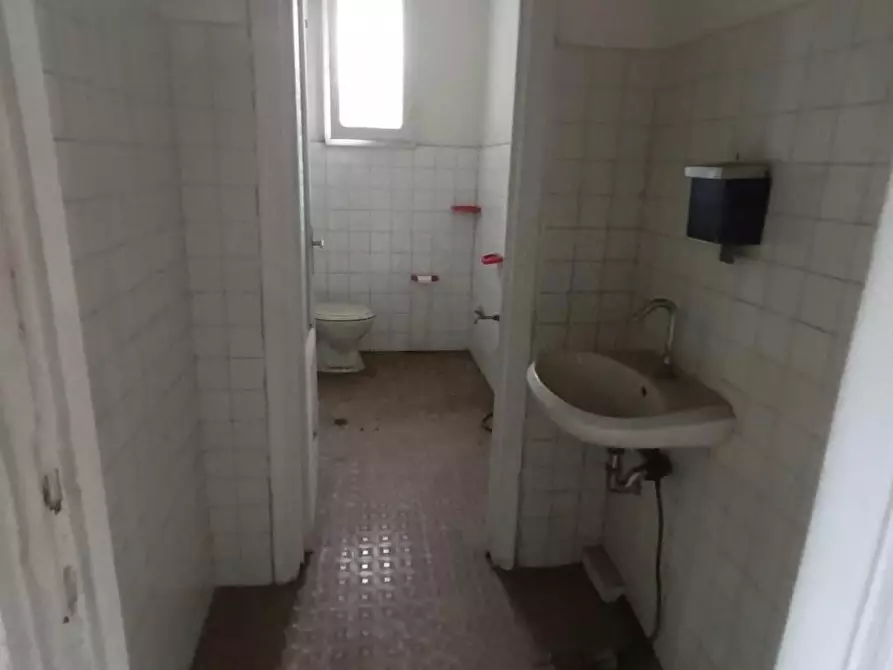 Immagine 7 di Locale commerciale in affitto  a Lucca