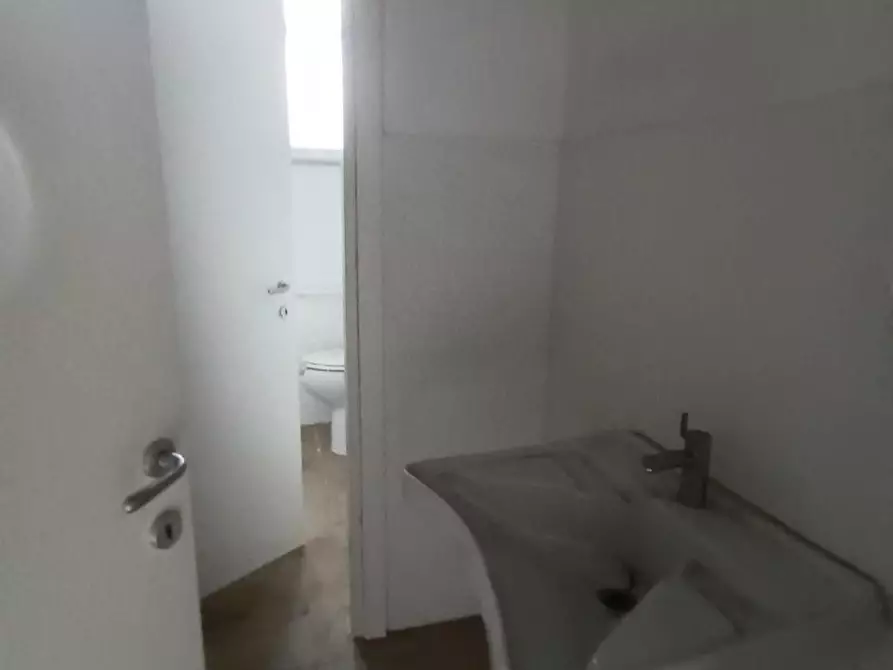 Immagine 9 di Locale commerciale in affitto  a Lucca