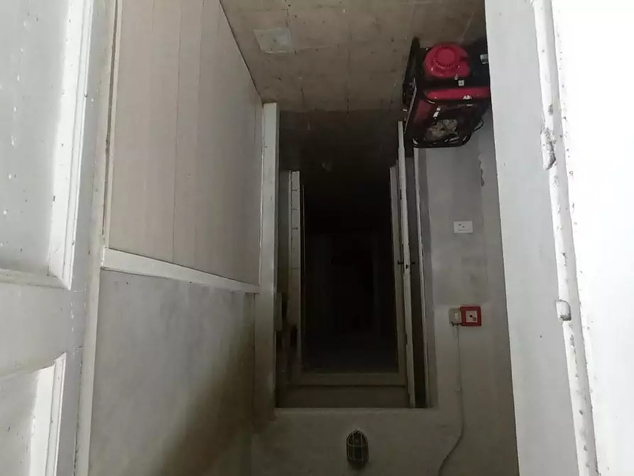 Immagine 11 di Locale commerciale in affitto  a Lucca