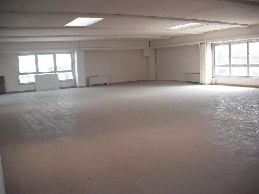 Immagine 2 di Locale commerciale in affitto  a Altopascio