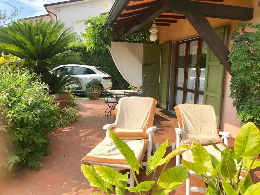 Immagine 2 di Villa in vendita  a Montignoso