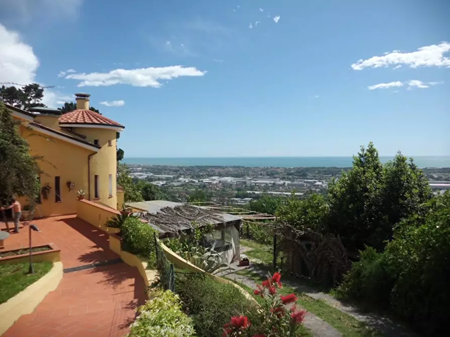Immagine 4 di Villa in vendita  a Massa