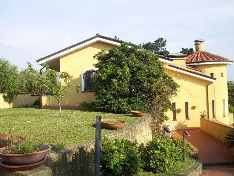 Immagine 1 di Villa in vendita  a Massa